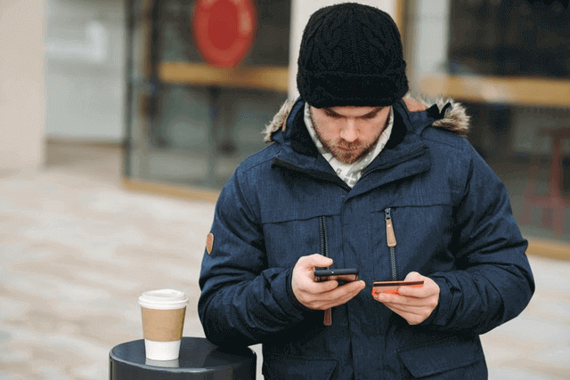 Best Dating Apps for Men - Guy On Phone
