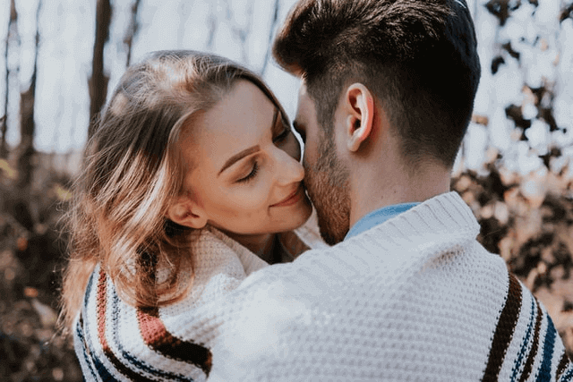 Best Dating Apps USA - Couple Hugging