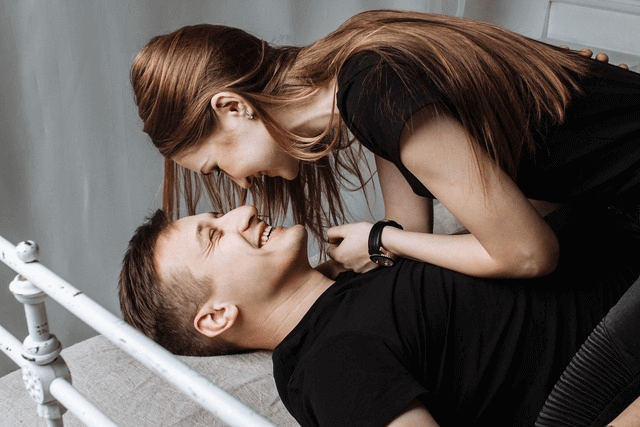 Do Paid Dating Sites Work Better - flirty couple