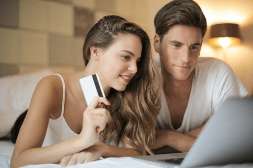 Which Dating App Is Worth Paying For - couple using paid dating site