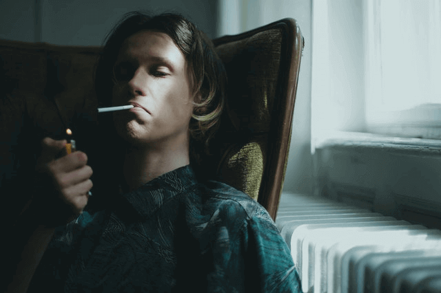 16 Reasons There Won’t Be A Second Date - guy smoking