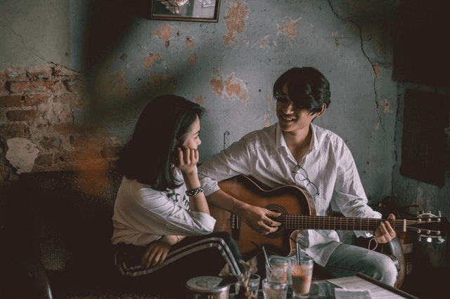 16 Reasons There Won’t Be A Second Date - playing the guitar for her