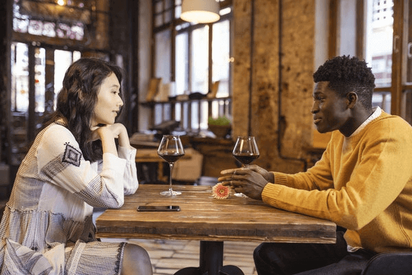 20 Conversation Topics For a First Date - talking in a cafe on a date