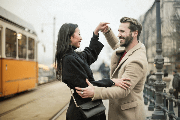 15 Ways To Be A Power Couple - dancing in the street