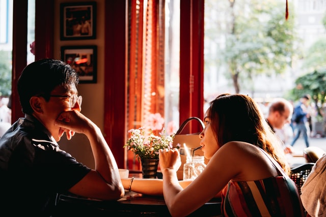 13 Things You Should Never Do On A First Date - bored date
