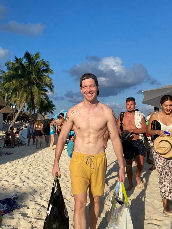 How Do You Take Good Pictures On Hinge By Yourself - beach photo with crowd in the background